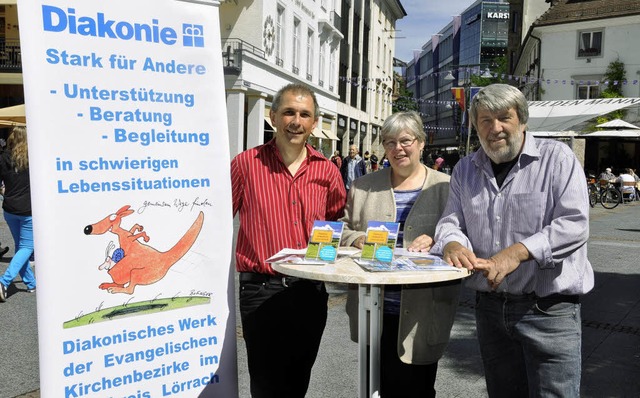 Matthias Weber (links), Ulrike Grether...Lrrach ber Diakonie und Opferwoche.   | Foto: Gramespacher