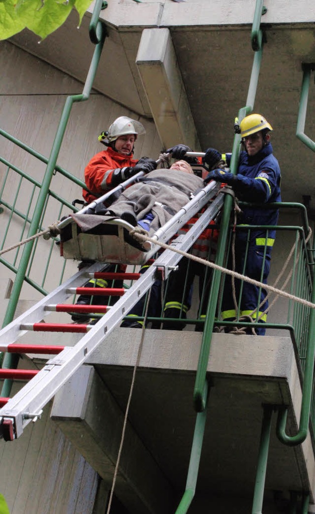 Bergung von &#8222;Verletzten&#8220; ber eine Leiter durch den Schacht.  | Foto: Anja Bertsch