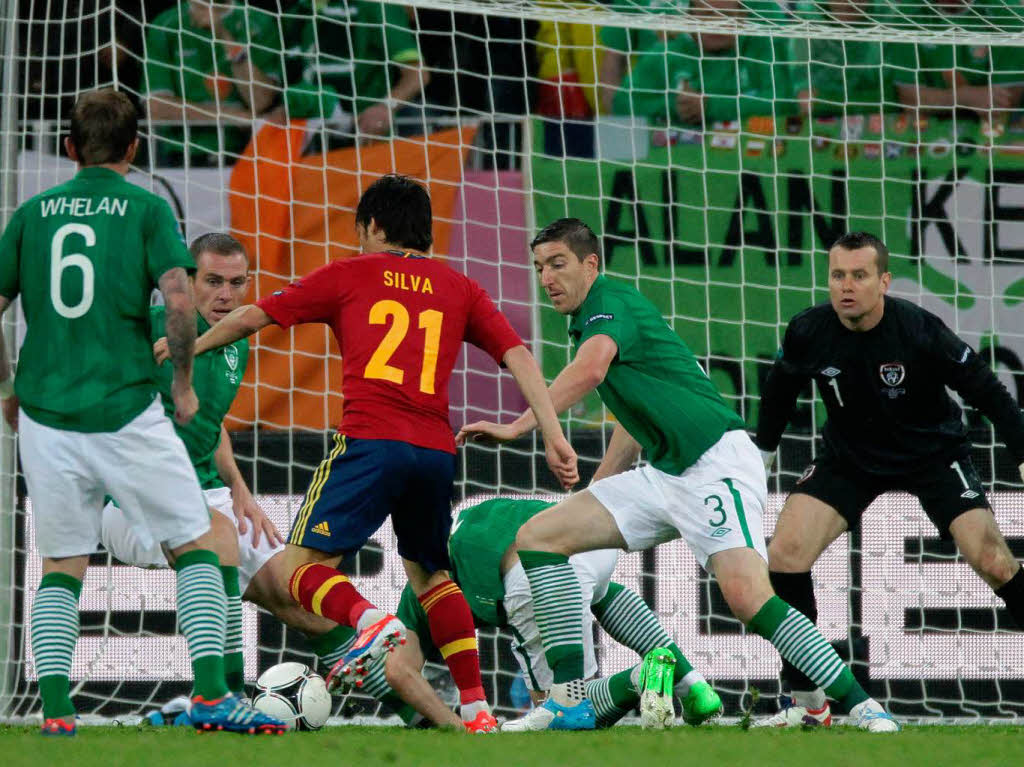 David Villa zirkel den Ball zwischen drei Iren vorbei zum spanischen 2:0 ins Tor.