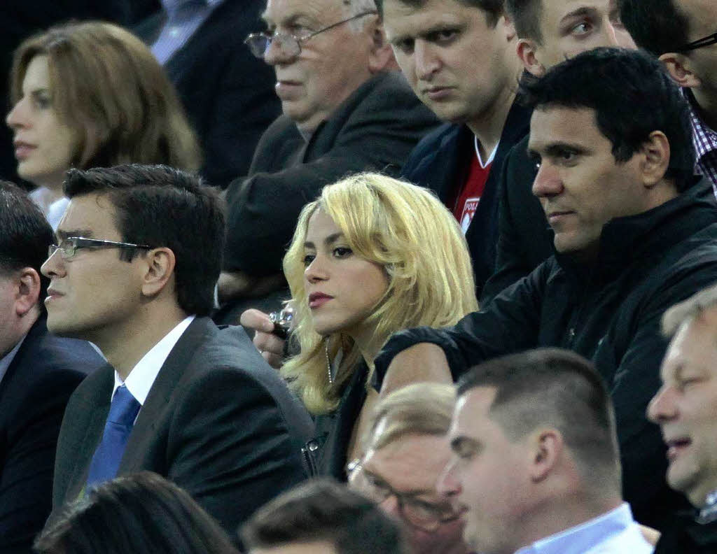 Shakira beobachtet ihren Lover Gerard Pique – und natrlich auch das Spiel.