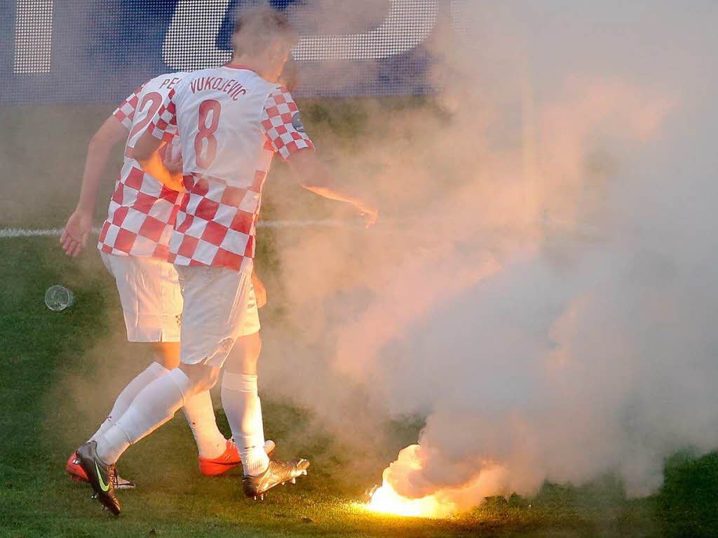 Knnte rger geben: Kroatische Fans warfen mit Feuerwerkskrpern.