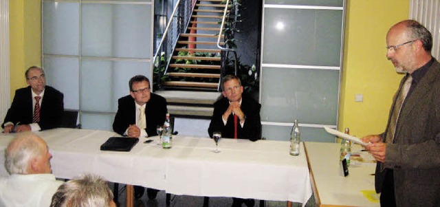 Die Kandidaten fr das Elzacher Brger...Elzach, , rechts Moderator Peter Hai.  | Foto: Thomas Steimer