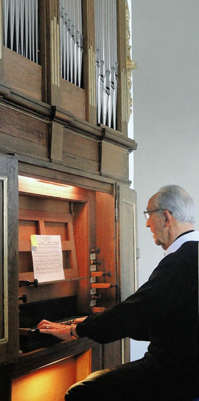 Robert Weibel an der historischen Barockorgel der Brettentler Kirche.  | Foto: Katharina Bchle