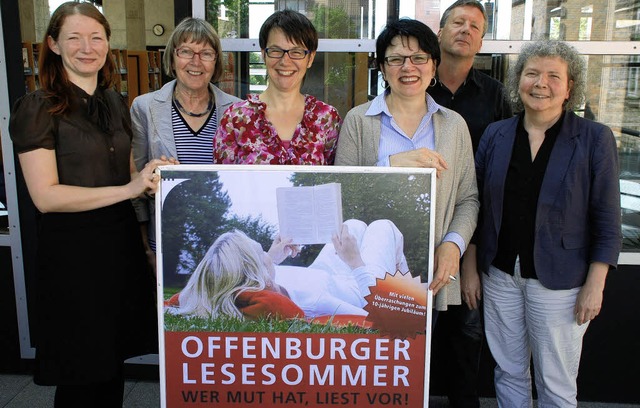 Sie gestalten den zehnten Lesesommer: ...eiseler von der Buchhandlung Akzente.   | Foto: Gertrude Siefke