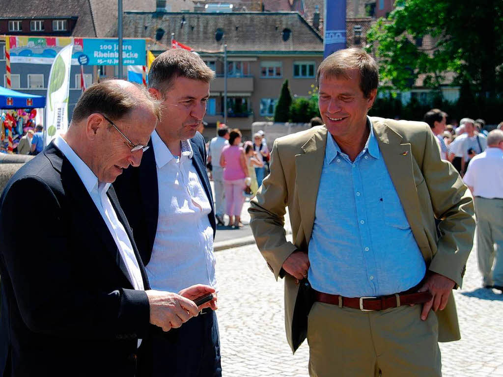 Der Aargauer Regierungsrat Peter Beyeler (links)  zusammen mit Oliver Tschduin (Stadtrat Rheinfleden/Schweiz) und OB in spe Klaus Eberhardt an der Landesgrenze.