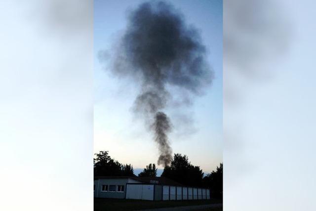 Auf dem Lahrer Flugplatz steht ein Lastwagen in Flammen