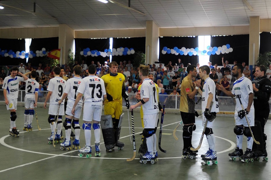 Shake-hands zwischen den Mannschaften nach dem Spiel. Shake-hands zwischen den Mannschaften nach dem Spiel.