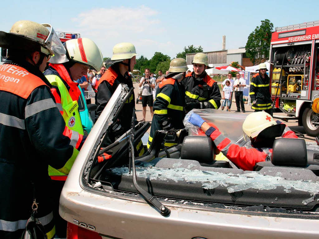Vorfhrung der Rettungsaktionen von Feuerwehr und Leitstelle des DRK bei einem simulierten Verkehrsunfall.