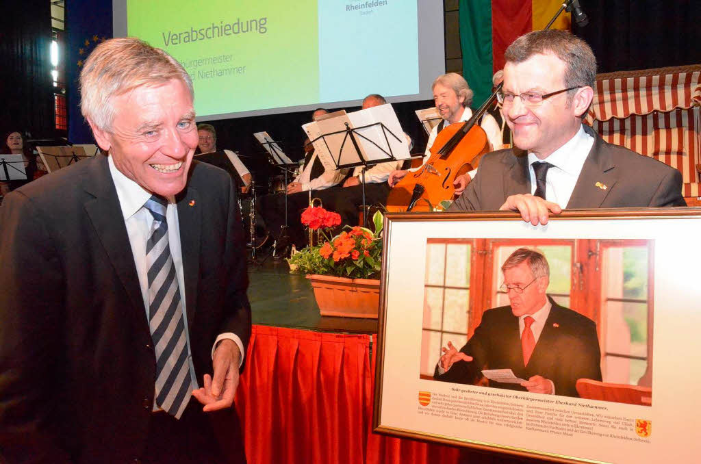 Stadtammann Franco Mazzi aus der Schweizer Nachbarstadt dankte fr die gute Zusammenarbeit mit einem Niethammer-Foto.