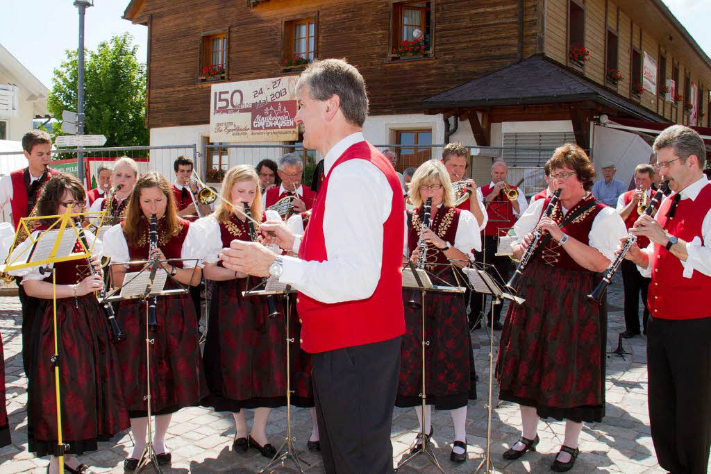 Die offizielle Dorffesterffnung wurde musikalisch von der Trachtenkapelle Grafenhausen umrahmt