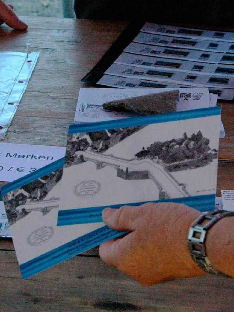 Die Jubilumspostkarte mit einer alten Sicht auf die Rheinbrcke machte viele Besucher neugierig