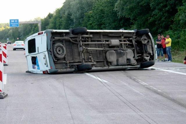 Ukrainischer Bus kippt auf der Autobahn bei Offenburg um