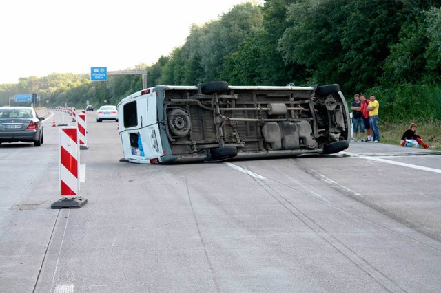 Der umgekippte Bus.  | Foto: Polizei