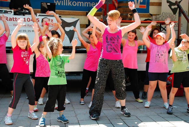 Kinder-Zumba brachte die Kleinsten in Bewegung  | Foto: Edgar Steinfelder