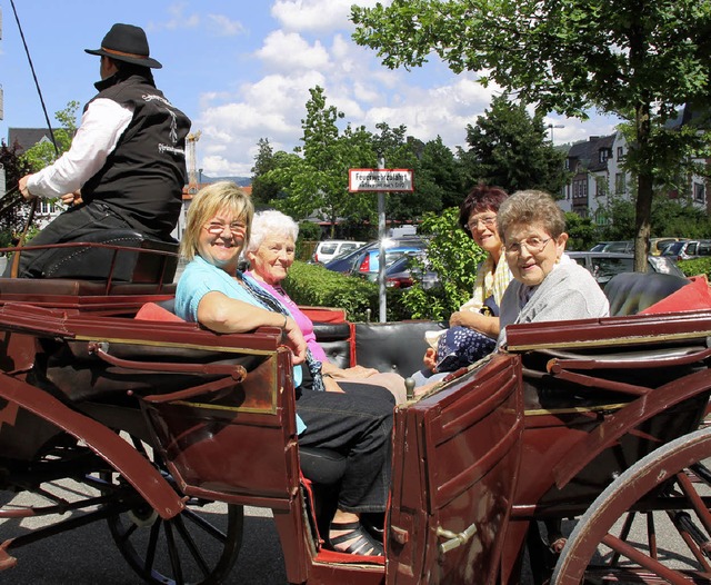 Gut gelaunt nutzten die Senioren und i...bot von Kutschfahrten beim Rosenfest.   | Foto: Eva Wolters