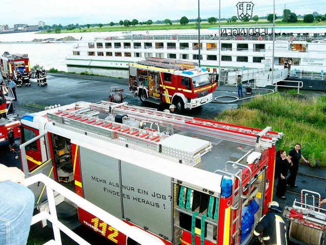 Bei einer Flusskreuzfahrt auf dem Rhein ist ein  Feuer ausgebrochen.  | Foto: dpa
