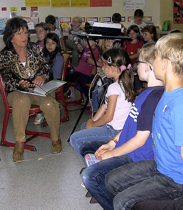 Buchautorin Uta Kneisel las vor den Zw...ern der Endinger Grundschule am Erle.   | Foto: Privat