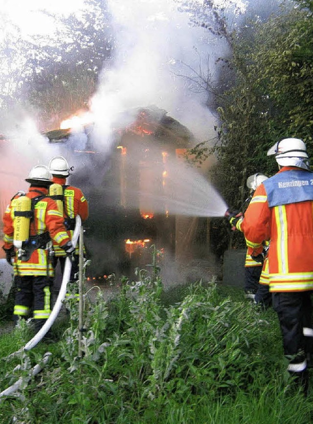 Schnell hatte die Feuerwehr Kenzingen die brennende Gartenhtte gelscht.  | Foto: Feuerwehr Kenzingen