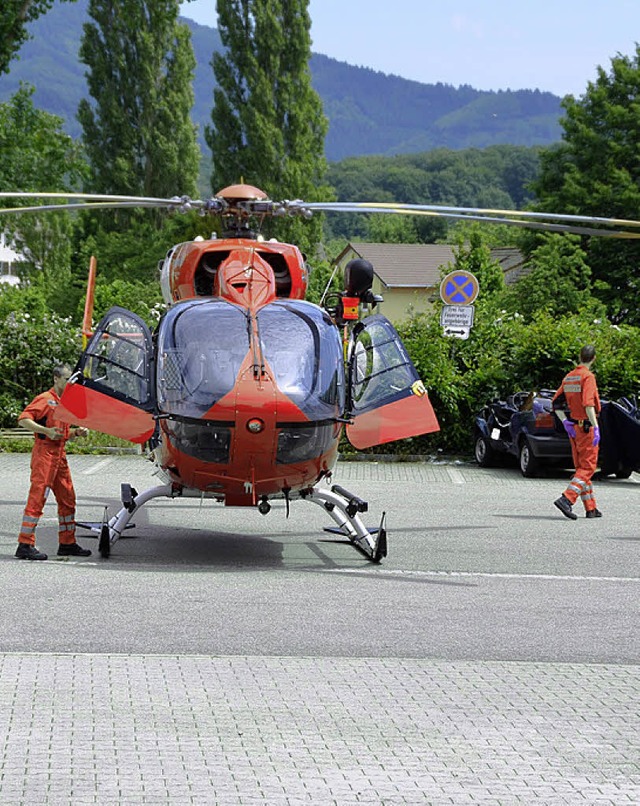 Der Rettungshubschrauber landete am Fr...t Kopf- und Wirbelsulenverletzungen.   | Foto: Andrea Drescher