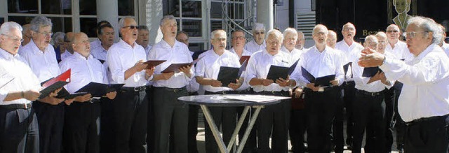 Der Projektchor Efringen-Kirchen mit D...nt Helmut Schwitalla (rechts im Bild).  | Foto: Reinhard Cremer