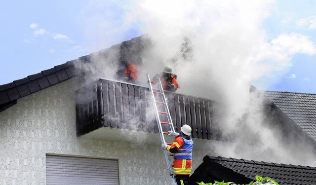 Die Floriansjnger ben einen Gebudebrand in der Riedstrae.   | Foto: Wolfgang Knstle