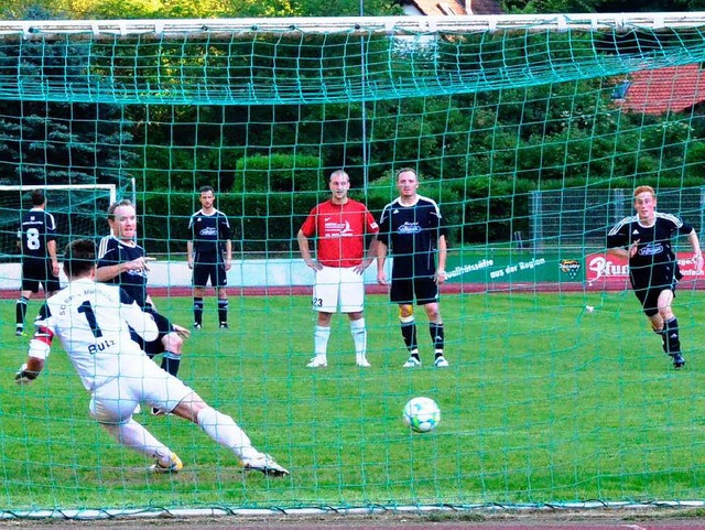 Tobias Ruf erzielt per Foulelfmeter das vorentscheidende 2:0.  | Foto: Claus Zimmermann