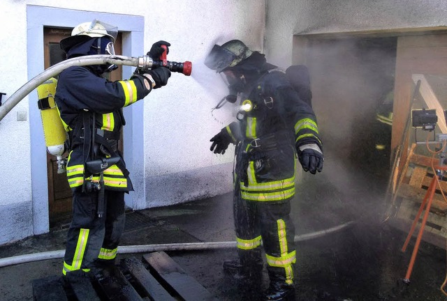 Atemschutztrger der Feuerwehr retteten in Oberhof ein altes Haus.   | Foto: Peter Meister