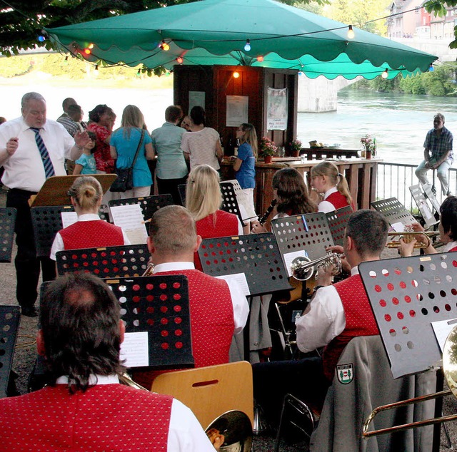 Beim Sommerfest &#8222;Hock am Rhy&#82...in Rotzel mit schwungvollen Melodien.   | Foto: Charlotte Frse