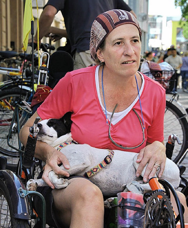 Paola Zimmermann macht whrend ihrer W...eine Liegerad Station in Bad Sckingen  | Foto: Ralph Fautz