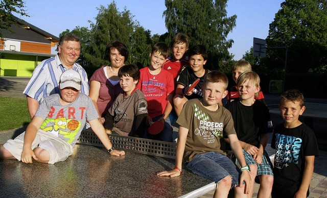 Alle, auch Paul Mutter und Marion Grie...ihl  ber den neuen Tischtennisplatz.   | Foto: peter schtz