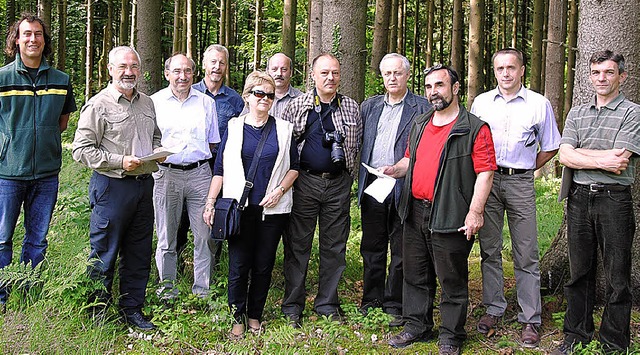 Besuch im Stadtwald: Gabriel Hieke (Le...) zusammen mit den polnischen Gsten.   | Foto: Ralph Fautz