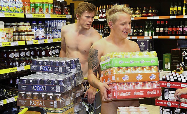 Haufenweise Getrnke nahmen diese Nackt-Shopper mit.   | Foto: dpa
