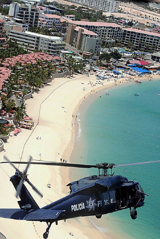 Ein Hubschrauber kreist ber dem Tagungsort Los Cabos.   | Foto: DPA