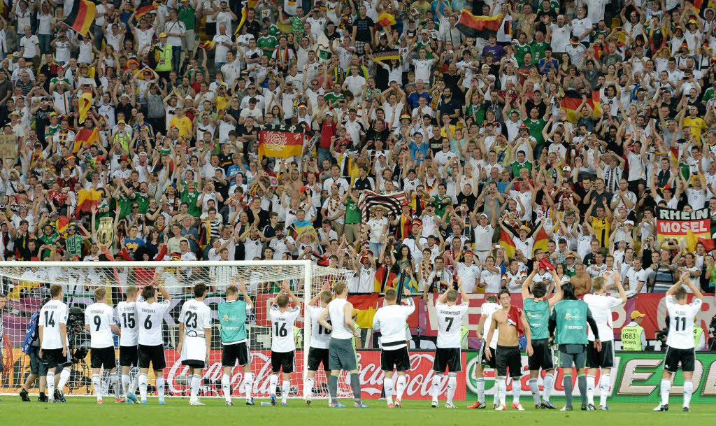 Lw, die Mannschaft und rund 10.000 deutsche Fans unter den 33.500 Zuschauern mussten phasenweise aber krftig zittern.