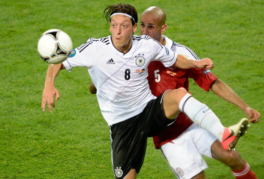 Mesut zil in Manndeckung – so konnte sich der Star von Real Madrid erneut nicht in Szene setzen.