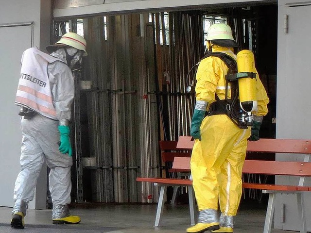 In speziellen Schutzanzgen und mit At...n dem der Gefahrstoff ausgetreten war.  | Foto: Feuerwehr March