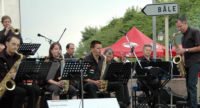 Musikgruppen prgen am Donnerstag das Stadtbild von Huningue.   | Foto: Ounas-Krusel