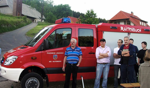 Mit einem Hock beim Rathaus feierten d...vierter von links) fr deren Einsatz.   | Foto: Tina Httich