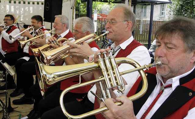 Der Schtzenmusikverein spielt auf.   | Foto: Heidi Fssel