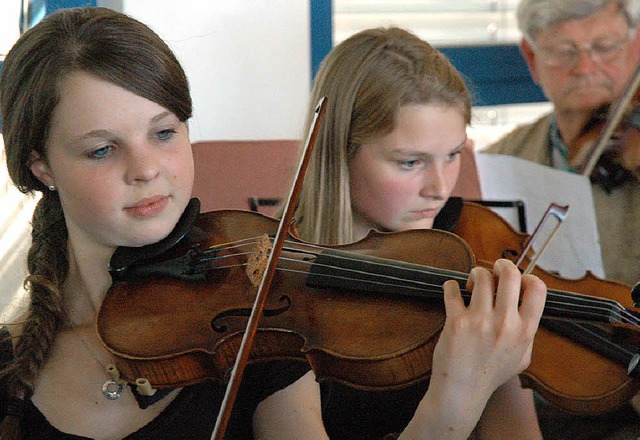 Generationenbergreifendes Musizieren   | Foto: Britta Wieschenkmper