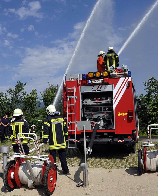 Es klappt!  Wehrleute probieren den ne...chwasserbehlter in Steinenstadt aus.   | Foto: Mnch