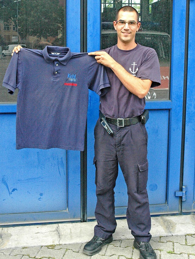 Auch T-Shirts, wie Feuerwehrmann Ralf ...sche Kinderarbeit hergestellt wurden.   | Foto: stadt