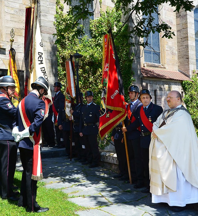 Fahnentrger der Feuerwehr hatten sich...stellt, zum Geleit der Trauerfamilie.   | Foto: Juliane Khnemund