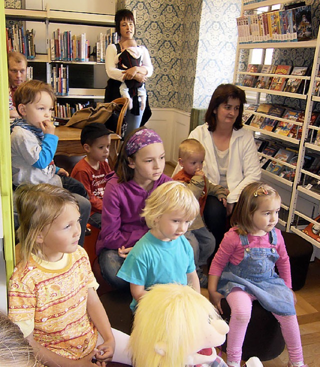 Gespannt verfolgten die Kleinen des Mi...rtens die Auffhrung in der Bcherei.   | Foto: Familienzentrum