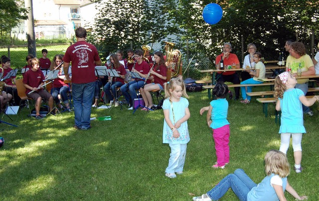 Die Jungmusiker des Musikvereins Niederschopfheim spielen auf.   | Foto: Renate Tebbel