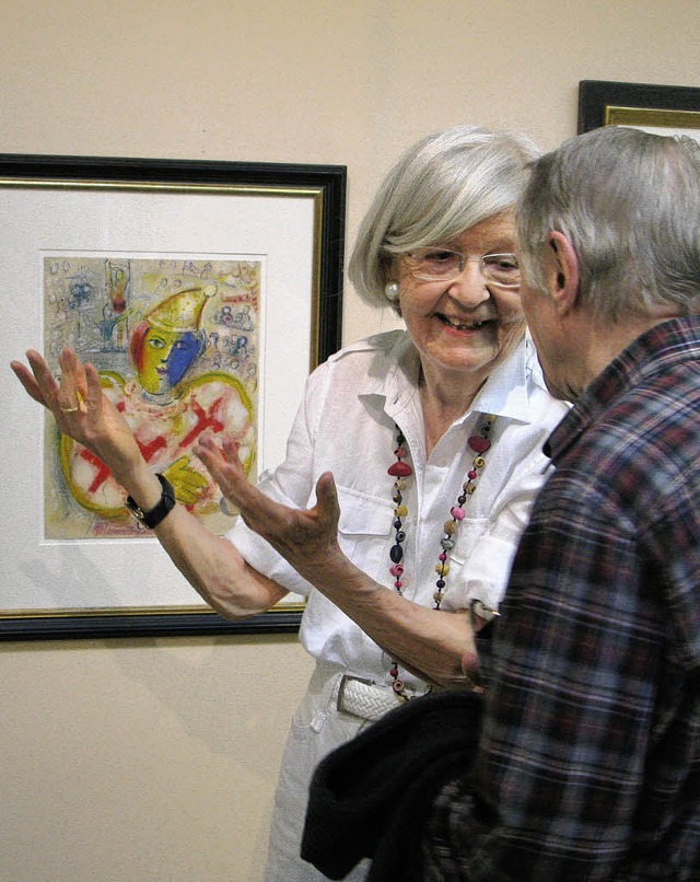 Kunsthistorikerin Marie-Theres Scheffc...nem Besucher der Chagall-Ausstellung.   | Foto: Ulrike Spiegelhalter