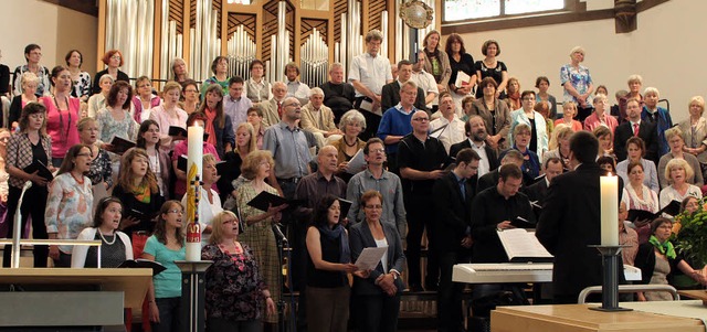 Die Kantorei und der Gospelchor &#8222...n Titel Kirchenmusikdirektor erhielt.   | Foto: Anja Bertsch