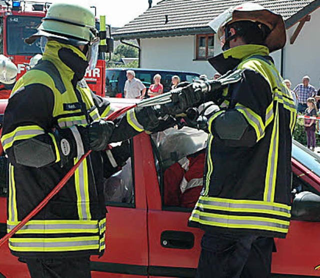 Die Handgriffe der Feuerwehrmnner sit...all, um die Insassen retten zu knnen.  | Foto: Philipp Sahli