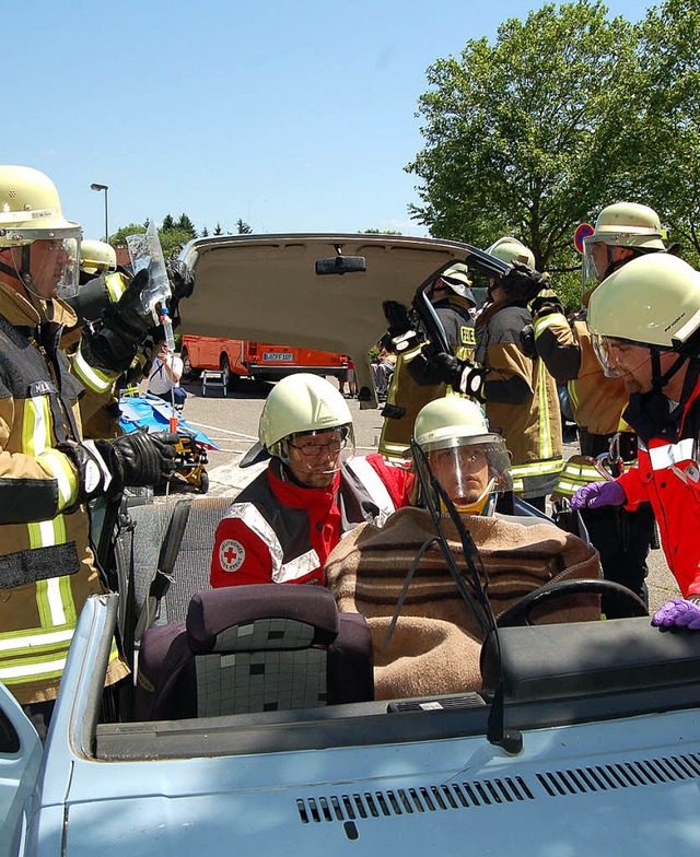 Im Nu hatten die Feuerwehr und das DRK...aubung das Dach des Autos abgedeckt.   | Foto: Heinz Vollmar