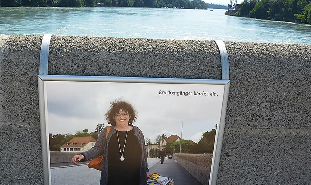 Der Alltag geht weiter, die Fotoausste...cher verlsst die Rheinbrcke wieder.   | Foto: Ingrid Bhm-Jacob